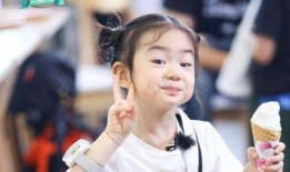 戚薇女儿自己爆料视频,萌态十足引网友热议